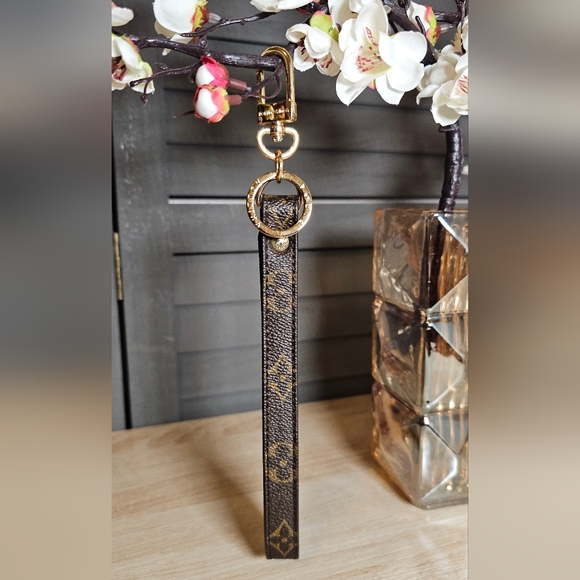 Authentic LOUIS VUITTON Monogram Canvas Wristlet Strap Keychain - Picture 2 of 11